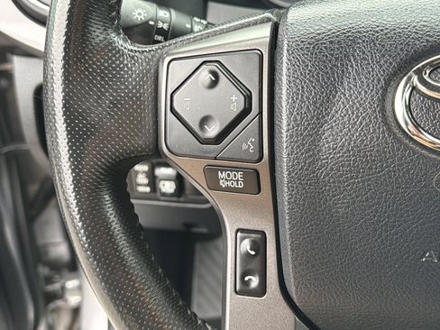 Used 2017 Toyota Tacoma TRD Sport image 26