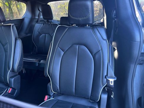 Used 2025 Chrysler Pacifica Limited image 40