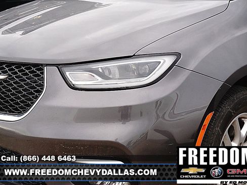 Used 2023 Chrysler Pacifica Touring-L FWD image 6