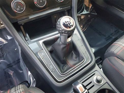 Used 2016 Volkswagen Golf S image 26