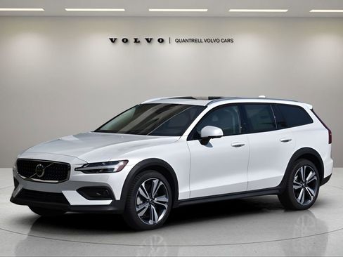 Certified 2026 Volvo V60 B5 Cross Country Plus w/ Protection Package Premier AWD/4WD image 8