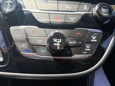 Used 2022 Chrysler Pacifica Limited w/ Uconnect Theater Family Group FWD image 17