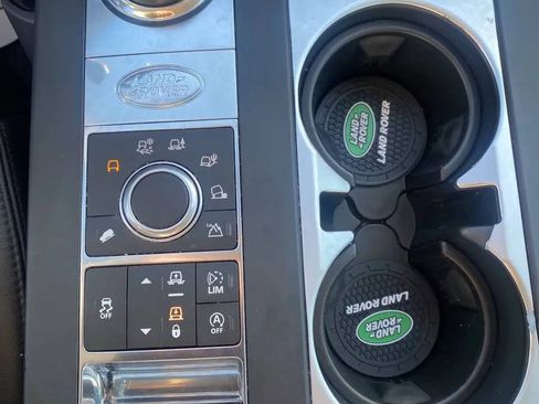 Used 2018 Land Rover Discovery SE image 16