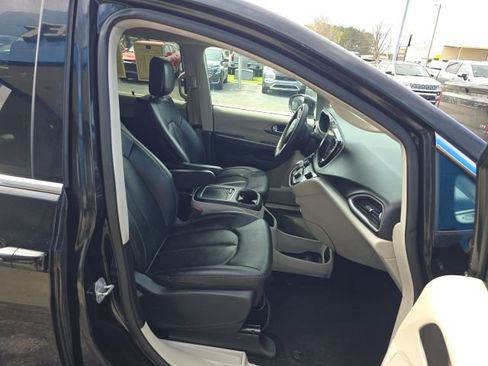 Used 2022 Chrysler Pacifica Touring-L image 51