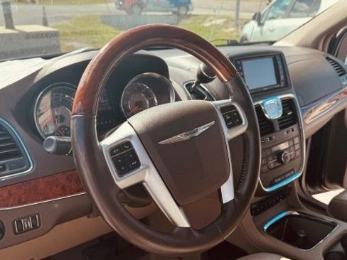 Used 2012 Chrysler Town & Country Limited image 8