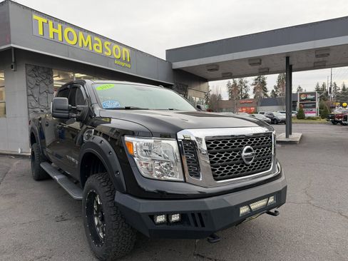Used 2018 Nissan Titan SV w/ SV Convenience Package image 7