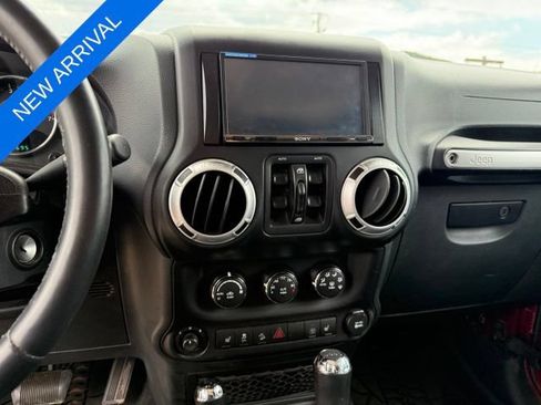 Used 2013 Jeep Wrangler Unlimited Rubicon w/ Connectivity Group AWD/4WD image 11