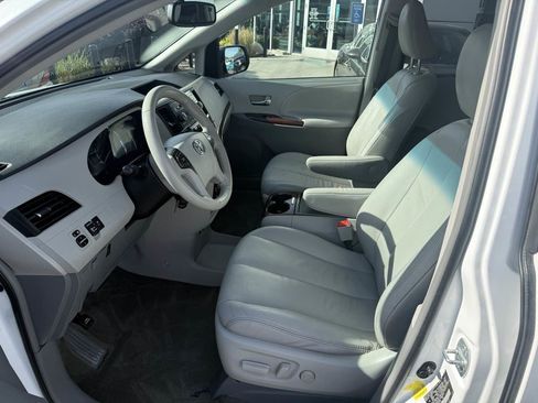 Used 2011 Toyota Sienna XLE AWD/4WD image 11
