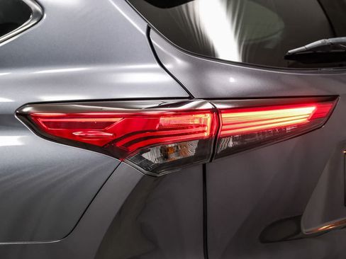 Used 2020 Toyota Highlander XLE AWD/4WD image 7