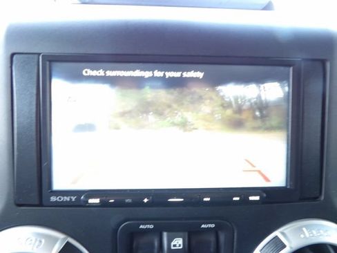 Used 2015 Jeep Wrangler Unlimited Sahara w/ Connectivity Group AWD/4WD image 21