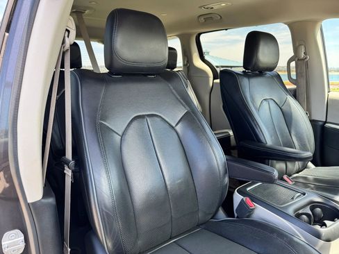 Used 2017 Chrysler Pacifica Limited FWD image 28