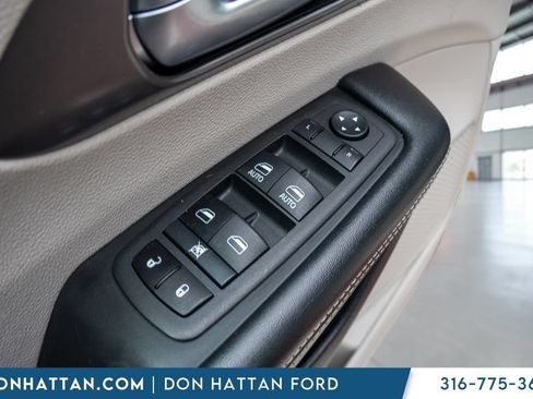 Used 2021 Chrysler Pacifica Touring-L FWD image 13