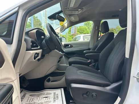 Used 2023 Chrysler Voyager LX FWD image 10
