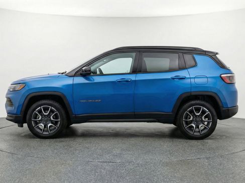 Used 2025 Jeep Compass Trailhawk image 5