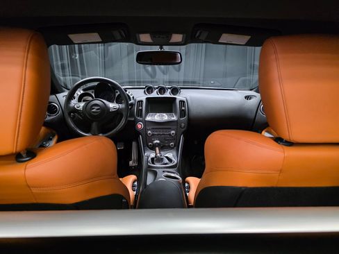 Used 2009 Nissan 370Z Touring w/ Sport Pkg RWD image 2