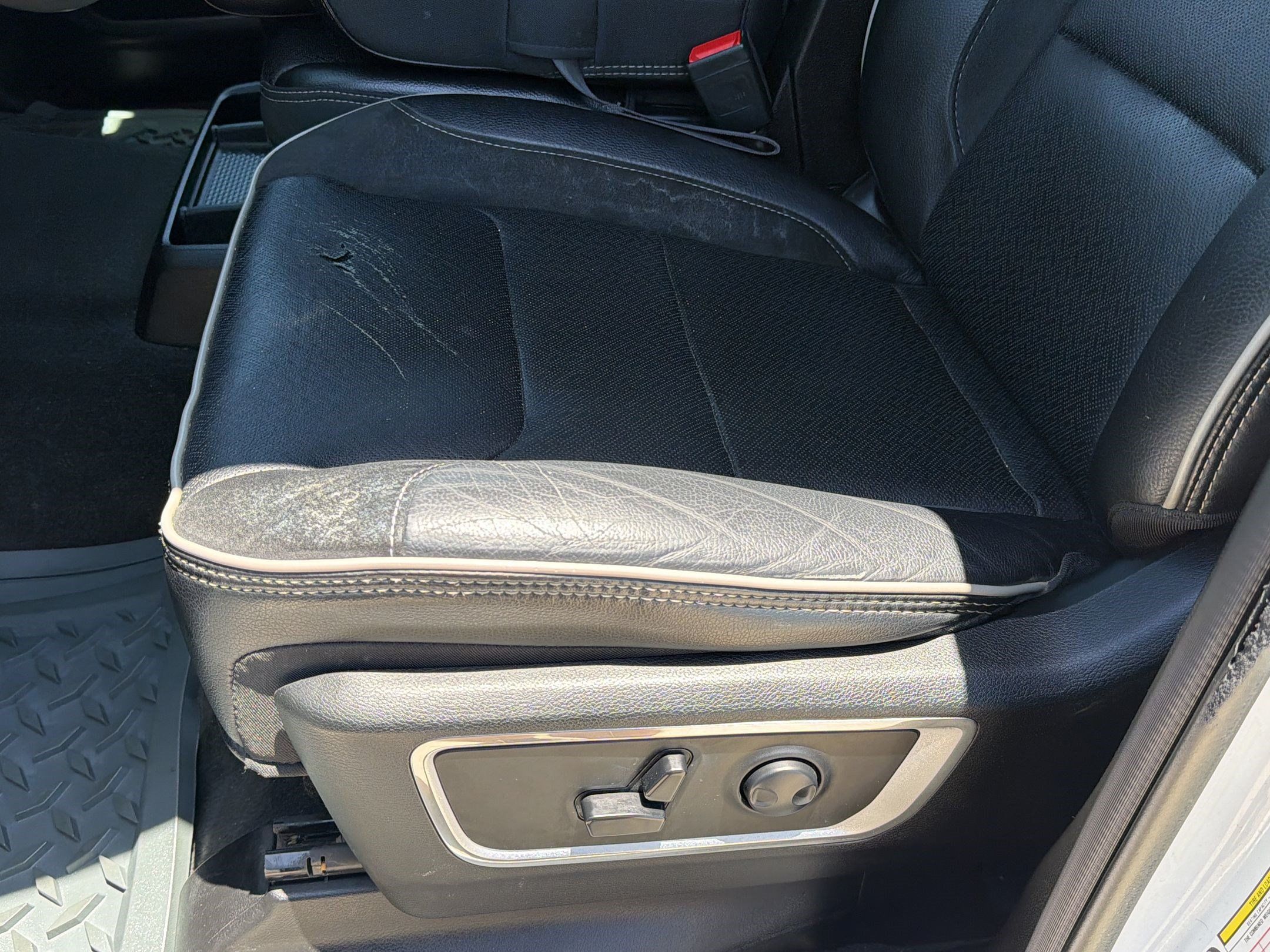 Used 2023 RAM 1500 Laramie AWD/4WD image 15