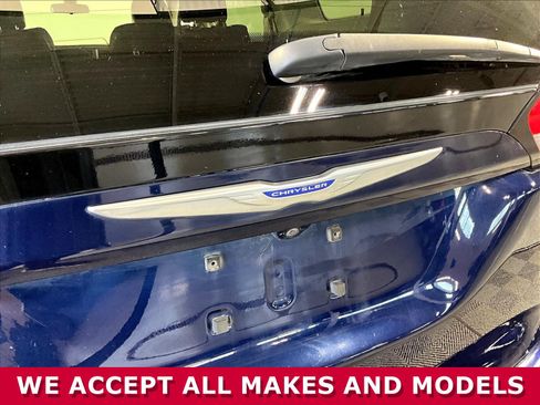 Used 2018 Chrysler Pacifica Touring-L FWD image 23