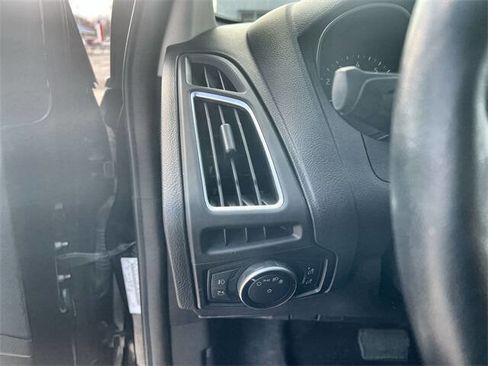 Used 2017 Ford Focus Titanium image 16