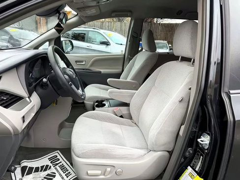 Used 2018 Toyota Sienna LE image 9