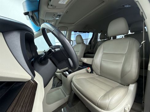 Used 2017 Toyota Sienna XLE image 10