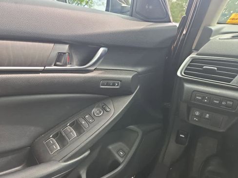 Used 2018 Honda Accord Touring image 19