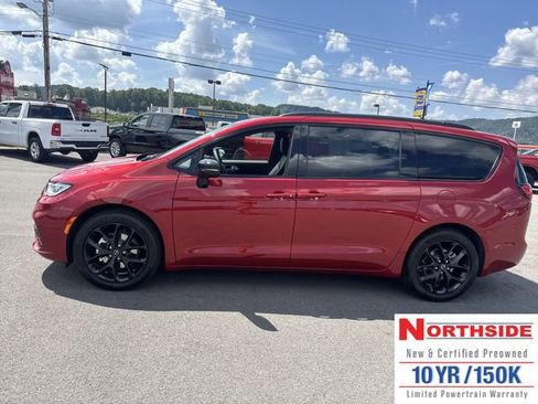 New 2026 Chrysler Pacifica Limited w/ Uconnect Theater Family Group FWD image 10