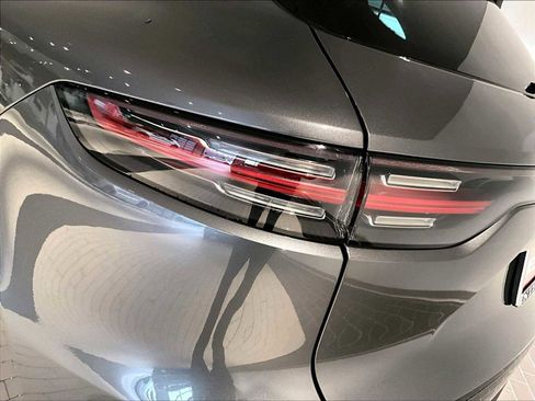 Used 2023 Porsche Cayenne image 32