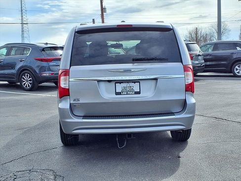 Used 2016 Chrysler Town & Country Touring image 29