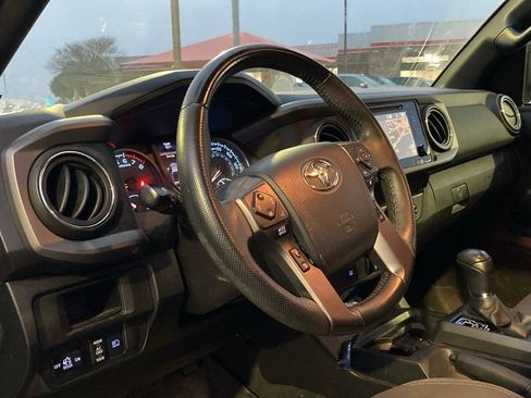 Used 2019 Toyota Tacoma TRD Sport image 9