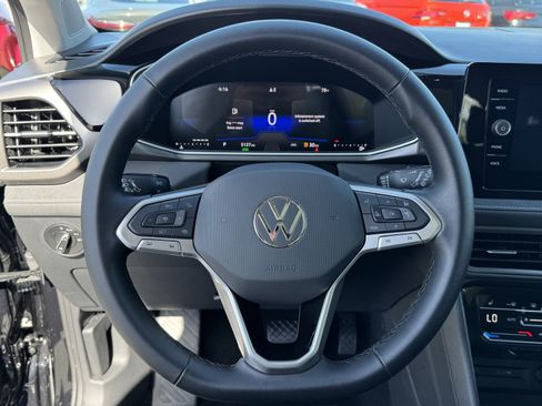 Used 2025 Volkswagen Taos SE FWD image 18