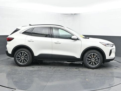 New 2026 Ford Escape SE w/ Class II Trailer Tow Package FWD image 11