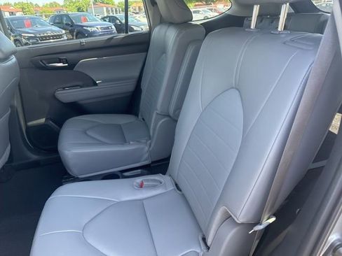 Used 2025 Toyota Highlander XLE image 23