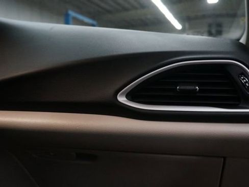 Used 2024 Chrysler Pacifica Touring-L image 55