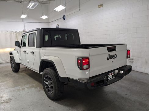 Certified 2025 Jeep Gladiator Sport AWD/4WD image 9