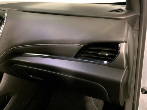 Used 2023 Chevrolet Traverse LT image 16