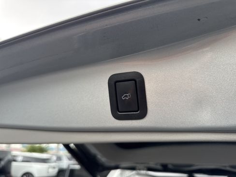 Used 2019 Toyota Highlander Limited FWD image 12