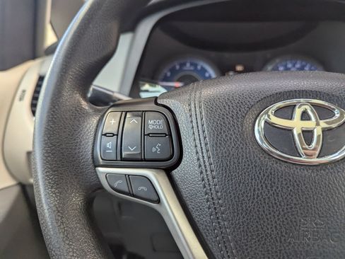 Used 2018 Toyota Sienna L image 14