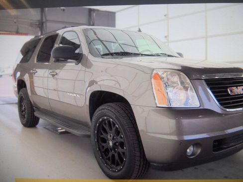 Used 2011 GMC Yukon XL SLT w/ SLT-2 Equipment Package AWD/4WD image 16