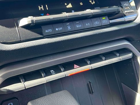 Used 2022 Toyota Tundra SR5 w/ SR5 Convenience Package image 12