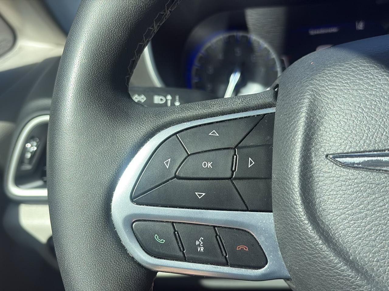 Used 2022 Chrysler Pacifica Touring-L FWD image 16