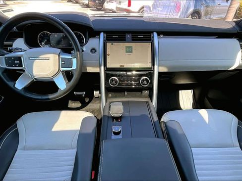 Used 2023 Land Rover Discovery Metropolitan Edition image 15