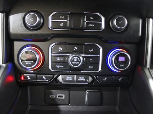 Used 2023 Chevrolet Suburban Z71 image 23