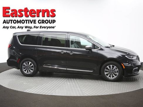 Used 2023 Chrysler Pacifica Limited FWD image 50
