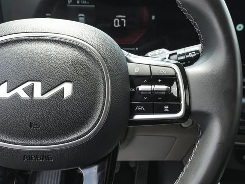 Used 2025 Kia Carnival FWD image 17