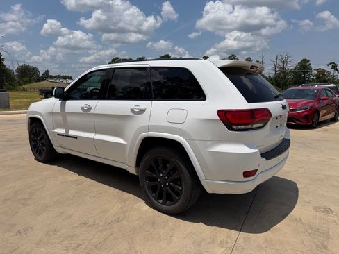 Used 2020 Jeep Grand Cherokee Altitude RWD image 3