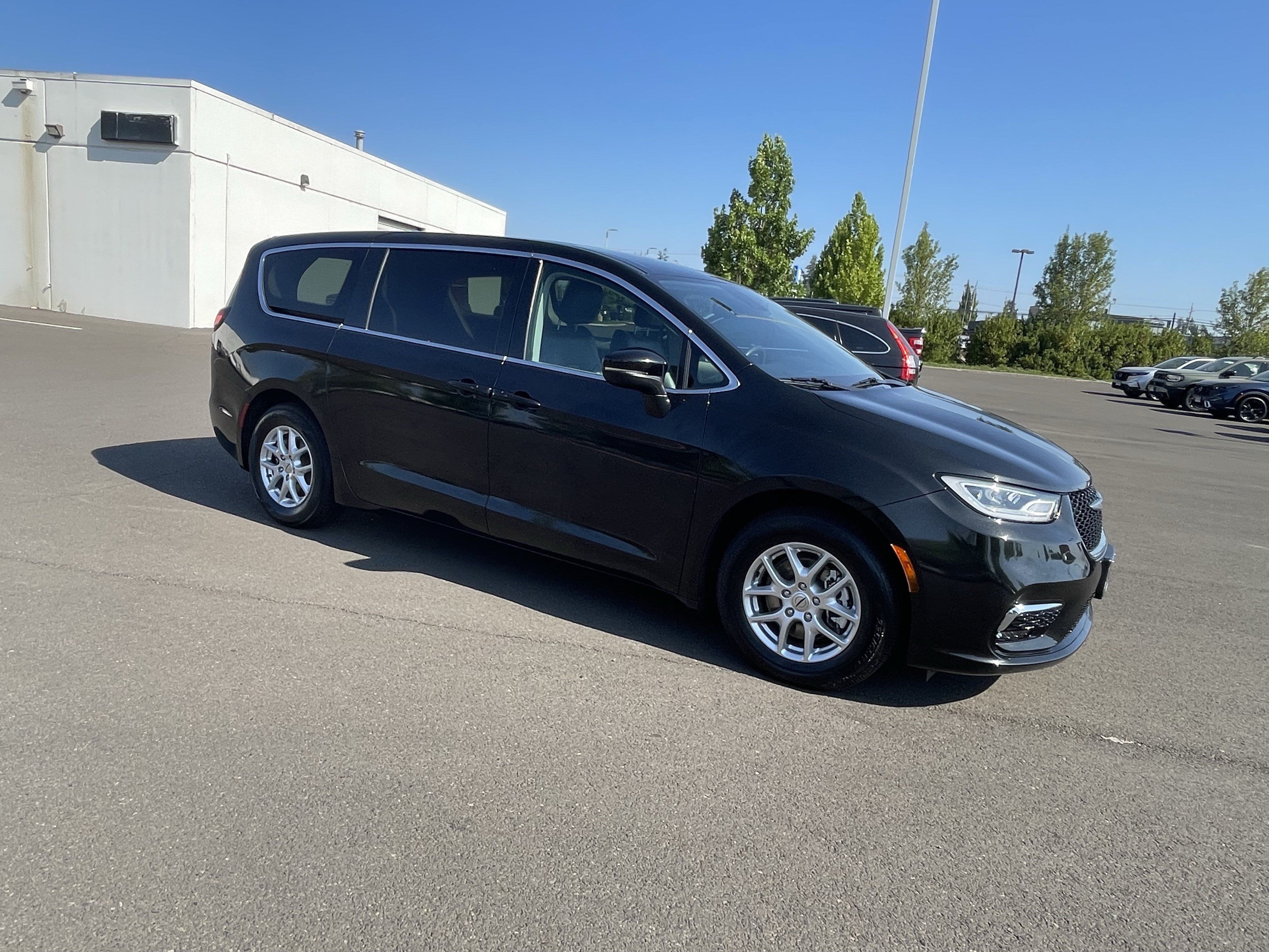 Used 2023 Chrysler Pacifica Touring-L FWD image 7
