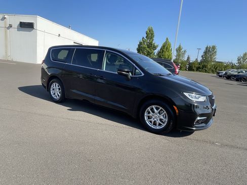 Used 2023 Chrysler Pacifica Touring-L FWD image 7