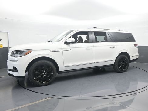 Used 2023 Lincoln Navigator L Reserve w/ Monochromatic Package image 2
