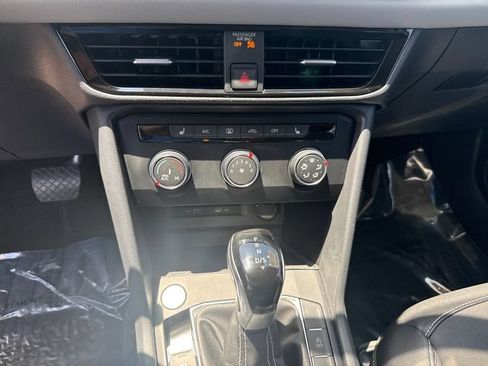Used 2022 Volkswagen Taos SE FWD image 18