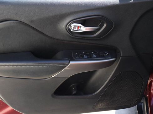 Used 2019 Jeep Cherokee Latitude w/ Popular Appearance Group FWD image 7